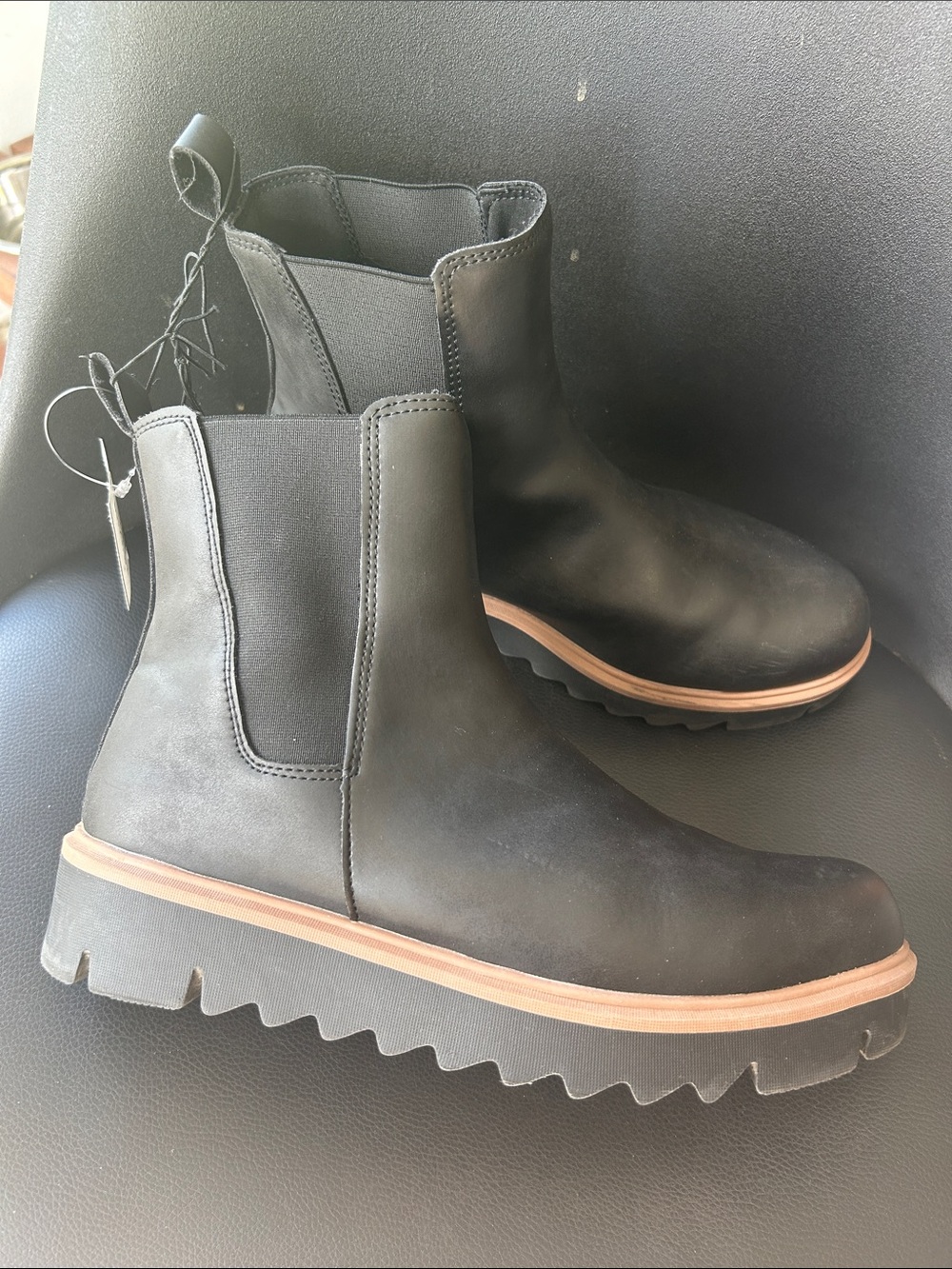 NWT 🆕 Heat-Mx Women’s Black Chelsea Platform Boots with Contrast Trim size 9